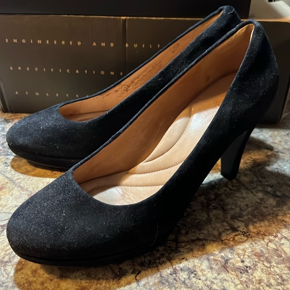 Black suede pump with padding